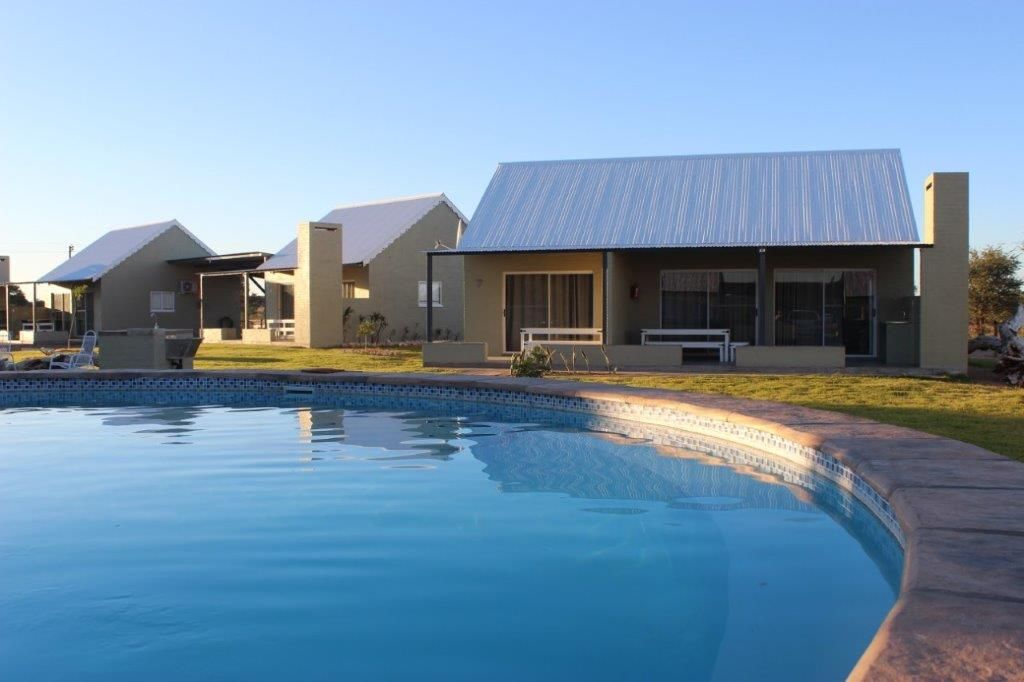 The pool and the chalets — Kameelboomkoelte