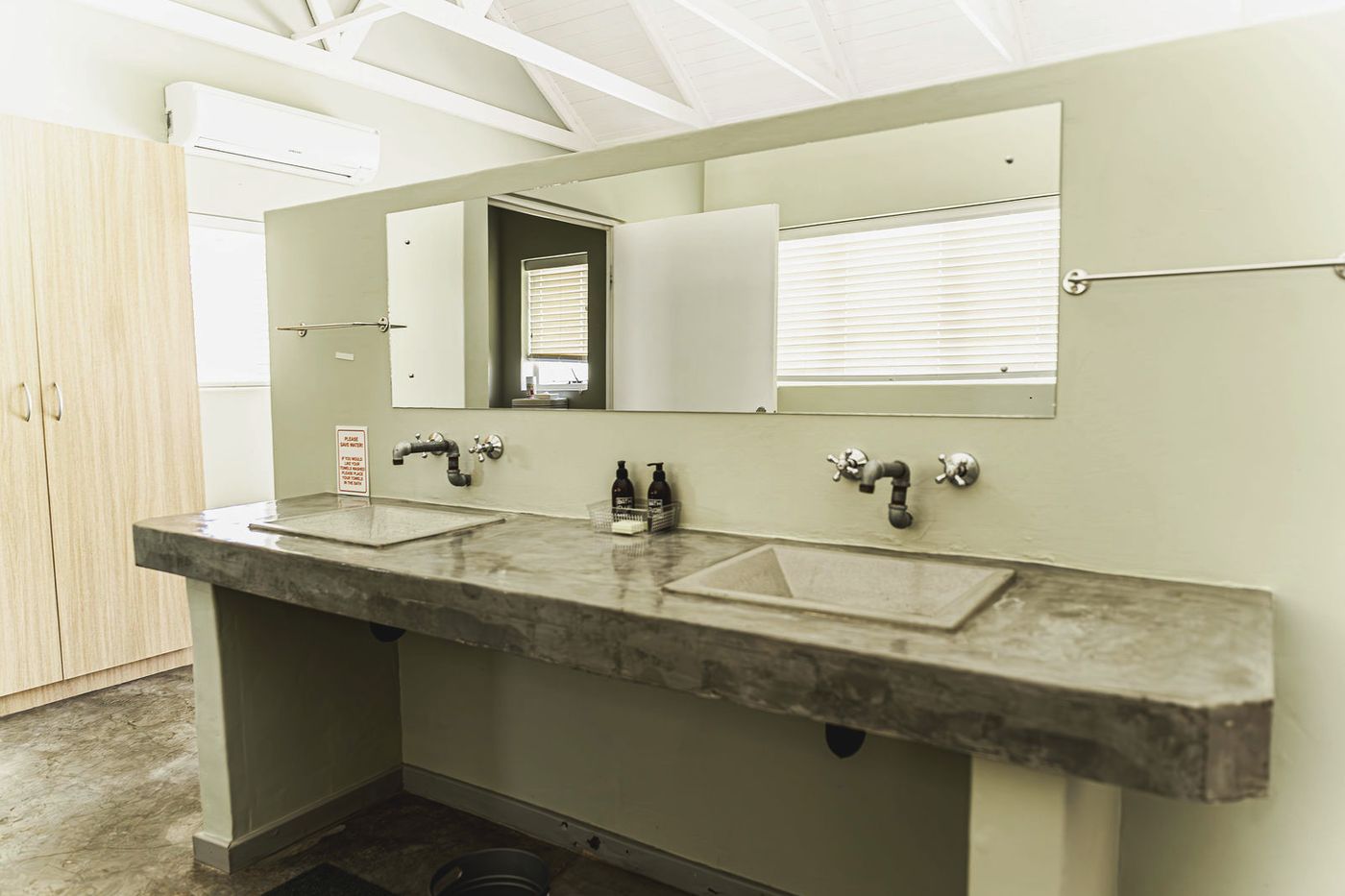 The bathroom — Kameelboomkoelte
